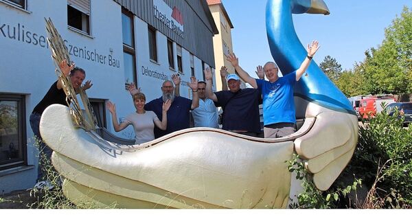 Ein Teil der Karlshöhe-Gruppe im Dekorationsobjekt Pfau. Ein Teil der Karlshöhe-Gruppe im Dekorationsobjekt Pfau.