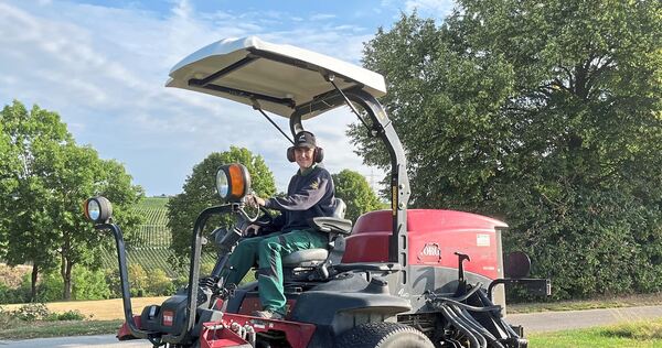 Schweres Gerät: Diesen Semirough-Mäher verwenden Sabine Reiss und ihr Greenkeeping-Team für große Flächen. Schweres Gerät: Diesen Semirough-Mäher verwenden Sabine Reiss und ihr Greenkeeping-Team für große Flächen.