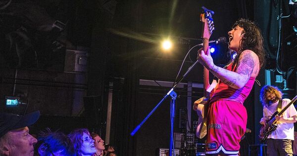 Southern-Rock-Legierung mit dezidiertem Country-Touch: Das Konzert der US-Band Wednesday lebt auch von der starken Bühnenpräsenz Southern-Rock-Legierung mit dezidiertem Country-Touch: Das Konzert der US-Band Wednesday lebt auch von der starken Bühnenpräsenz der Frontfrau und Singer-Songwriterin Karly Hartzman