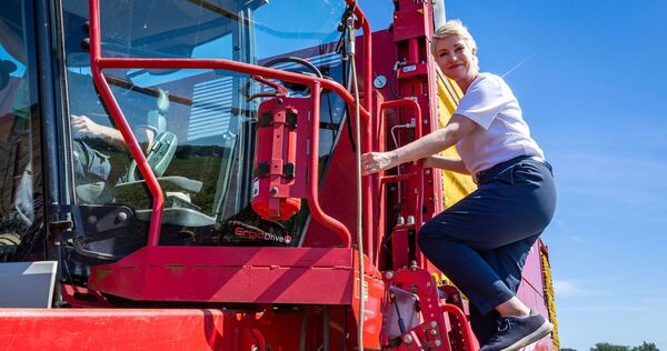 Ministerpräsidentin Schwesig (SPD) bei der Kartoffelernte Ministerpräsidentin Schwesig (SPD) bei der Kartoffelernte