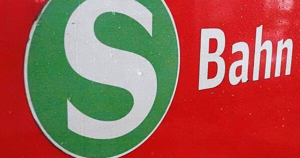 Zwei Jugendliche sollen am Montagabend als S-Bahn-Surfer zwischen Ludwigsburg und Freiberg unterwegs gewesen sein. Zwei Jugendliche sollen am Montagabend als S-Bahn-Surfer zwischen Ludwigsburg und Freiberg unterwegs gewesen sein.