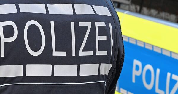 Die Polizei sucht den Fahrgast, der eine Busfahrerin bedroht haben soll. Die Polizei sucht den Fahrgast, der eine Busfahrerin bedroht haben soll.