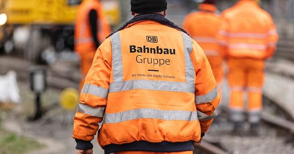 In der kommenden Woche rücken Bauarbeiter an der Brücke über die August-Bebel-Straße in Ludwigsburg an, von Samstag an ist dann In der kommenden Woche rücken Bauarbeiter an der Brücke über die August-Bebel-Straße in Ludwigsburg an, von Samstag an ist dann auch der Zugverkehr unterbrochen.
