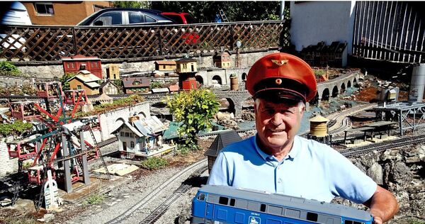 Heinz Knodel lässt 40 Loks mit 120 Wagen auf rund 400 Meter Gleisen über Viadukte und durch Tunnel fahren. Heinz Knodel lässt 40 Loks mit 120 Wagen auf rund 400 Meter Gleisen über Viadukte und durch Tunnel fahren.
