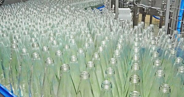 Die Mineralwasserproduktion läuft bei Ensinger in Vaihingen derzeit auf Hochtouren. Die Mineralwasserproduktion läuft bei Ensinger in Vaihingen derzeit auf Hochtouren.
