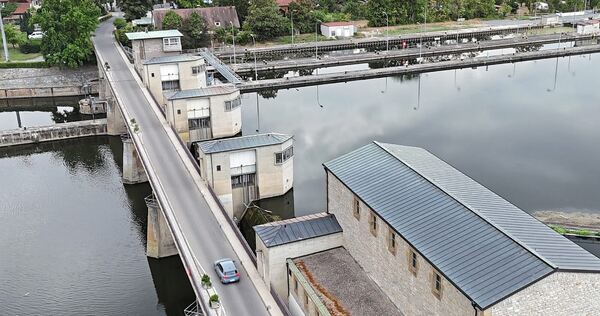 Das Hessigheimer Wasserkraftwerk produziert fast 50 Prozent weniger Strom als in vergleichbaren Monaten. Das Hessigheimer Wasserkraftwerk produziert fast 50 Prozent weniger Strom als in vergleichbaren Monaten.