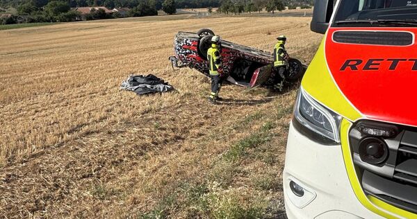Das Auto ist auf dem Dach liegengeblieben. Das Auto ist auf dem Dach liegengeblieben.