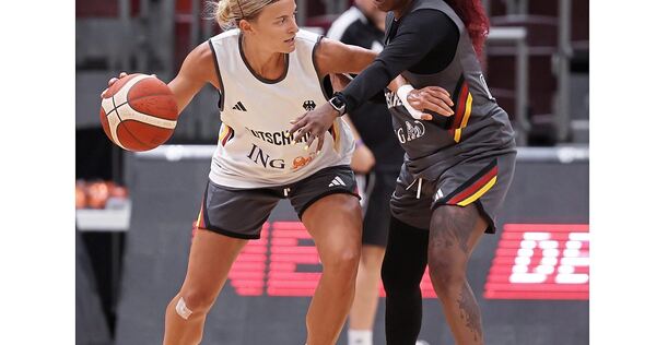 Möchte mit ihren Teamkolleginnen als Vorbild dienen: Alexandra Wilke (links), hier mit Alexis Peterson beim Training in der MHP- Möchte mit ihren Teamkolleginnen als Vorbild dienen: Alexandra Wilke (links), hier mit Alexis Peterson beim Training in der MHP-Arena.