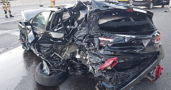 Zerstörtes Fahrzeug nach einem Unfall auf der A81. Zerstörtes Fahrzeug nach einem Unfall auf der A81.