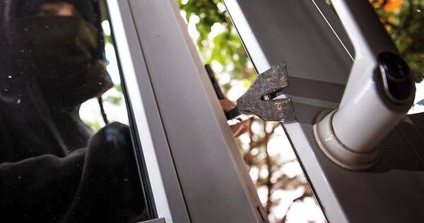 Die Einbrecher gelangten über ein Fenster in die Geschäftsräume. Die Einbrecher gelangten über ein Fenster in die Geschäftsräume.