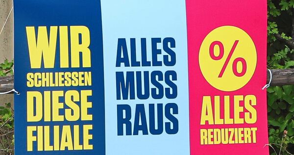 Schilder wie diese sorgen aktuell für Aufsehen an der Rofu-Kinderland-Filiale in Freiberg. Schilder wie diese sorgen aktuell für Aufsehen an der Rofu-Kinderland-Filiale in Freiberg.