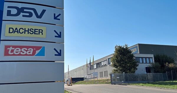 Noch prangt der Tesa-Schriftzug unter dem vom Dachser auf dem Wegweise im Logistikpark Vaihingen. Doch der Klebstoffspezialist a Noch prangt der Tesa-Schriftzug unter dem vom Dachser auf dem Wegweise im Logistikpark Vaihingen. Doch der Klebstoffspezialist aus Schleswig-Holstein verlagert seine Logistik bis nächsten Mai nach Bürstadt in Südhessen.