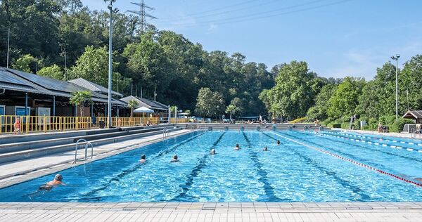 Großzügig! Das Schwimmer- und Sportbecken bietet allen Schwimmern Platz. Großzügig! Das Schwimmer- und Sportbecken bietet allen Schwimmern Platz.