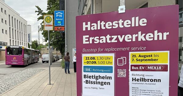 Einer der Ersatzbusse verlässt am Freitagmorgen die Haltestelle Ludwigsburg (Arena), laut Anzeige ist er auf „Betriebsfahrt“. Einer der Ersatzbusse verlässt am Freitagmorgen die Haltestelle Ludwigsburg (Arena), laut Anzeige ist er auf „Betriebsfahrt“.