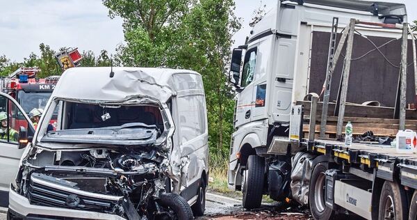 Der Fahrer des Transporters geriet auf die Gegenfahrbahn und prallte dort gegen einen Sattelzug. Der Fahrer des Transporters geriet auf die Gegenfahrbahn und prallte dort gegen einen Sattelzug.