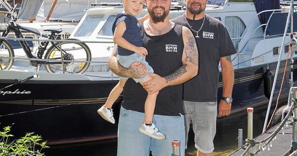 Drei Generationen für den Bootshafen: Vater Kai Walter (hinten), Sohn Kevin und Enkel Kian. Drei Generationen für den Bootshafen: Vater Kai Walter (hinten), Sohn Kevin und Enkel Kian.