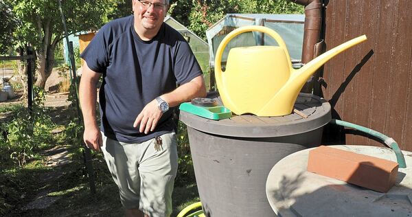 Mit dem Wasser aus den Regentonnen gießt Lars Knepper seine Brombeeren. Inzwischen sind sie aber fast leer. Mit dem Wasser aus den Regentonnen gießt Lars Knepper seine Brombeeren. Inzwischen sind sie aber fast leer.