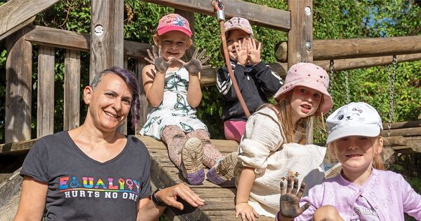 Elke Schumacher mit einigen Kindern aus der Blauen Gruppe. „Mir geht eigentlich jeden Tag das Herz auf“, sagt sie über ihren All Elke Schumacher mit einigen Kindern aus der Blauen Gruppe. „Mir geht eigentlich jeden Tag das Herz auf“, sagt sie über ihren Alltag im Kifaz Poppenweiler.