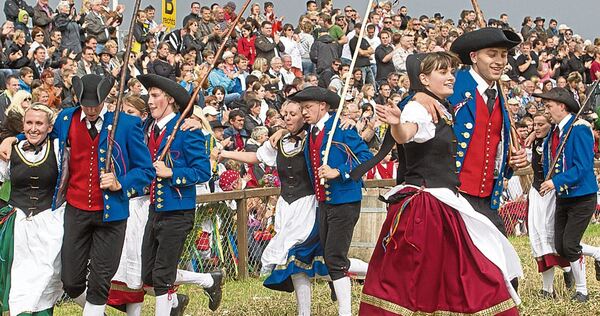 Tanz auf dem Stoppelfeld: Der Schäferlauf gehört zu Markgröningen wie kaum etwas anderes. Tanz auf dem Stoppelfeld: Der Schäferlauf gehört zu Markgröningen wie kaum etwas anderes.