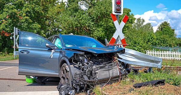 Das Auto wurde bei dem Unfall stark beschädigt. Das Auto wurde bei dem Unfall stark beschädigt.
