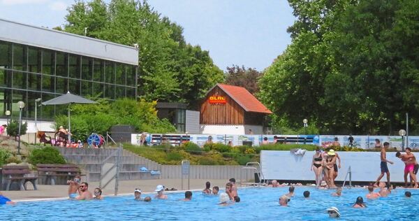Im Schwimmerbecken herrscht ordentlich Betrieb. Im Schwimmerbecken herrscht ordentlich Betrieb.