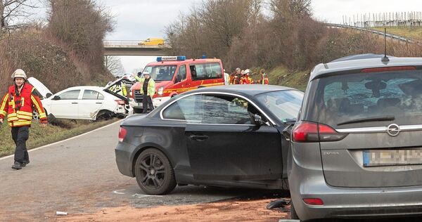 25. Januar 2025: Drei Autos stoßen auf der Straße zwischen Gemmrigheim und Neckarwestheim zusammen. Ein zweijähriges Mädchen sti 25. Januar 2025: Drei Autos stoßen auf der Straße zwischen Gemmrigheim und Neckarwestheim zusammen. Ein zweijähriges Mädchen stirbt später an den Folgen.