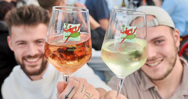 Gute Laune und ein neuer Trend auf der Ludwigsburger Weinlaube: Wein mit Eiswürfeln. Gute Laune und ein neuer Trend auf der Ludwigsburger Weinlaube: Wein mit Eiswürfeln.