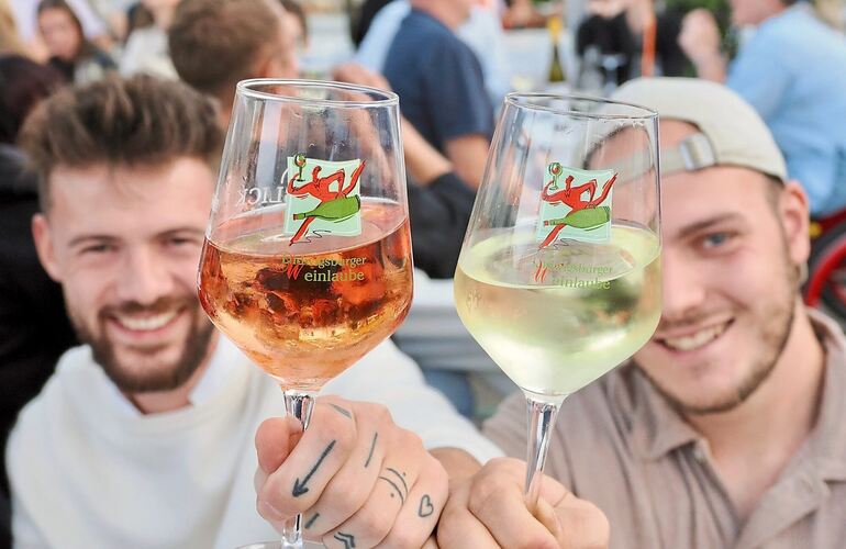 Gute Laune und ein neuer Trend auf der Ludwigsburger Weinlaube: Wein mit Eiswürfeln. Gute Laune und ein neuer Trend auf der Ludwigsburger Weinlaube: Wein mit Eiswürfeln.