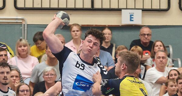 Die Löwen-Abwehr düpiert: Finn Joneleit (Mitte) setzt sich durch. Die Löwen-Abwehr düpiert: Finn Joneleit (Mitte) setzt sich durch.