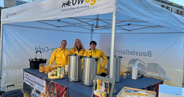 Drei junge Leute schenken am Pariser Platz kostenlosen Kaffee für die Reisenden aus. Drei junge Leute schenken am Pariser Platz kostenlosen Kaffee für die Reisenden aus.