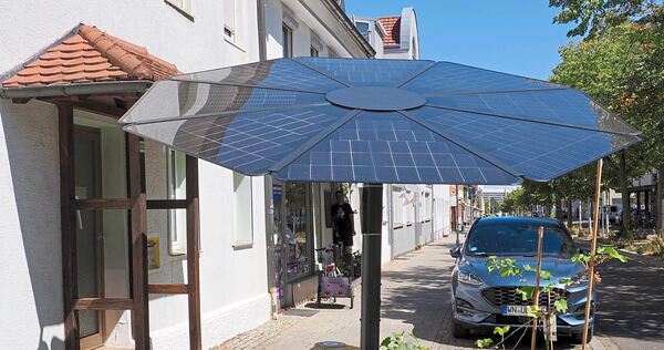 Im Schatten verweilen und Handy laden: Die sogenannte Energieinsel samt Fotovoltaik verbindet Angenehmes mit Nützlichem. Im Schatten verweilen und Handy laden: Die sogenannte Energieinsel samt Fotovoltaik verbindet Angenehmes mit Nützlichem.
