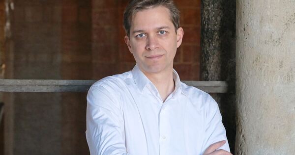 Auf Kontrastwirkung gepolt: Jean-Baptiste Dupont. Auf Kontrastwirkung gepolt: Jean-Baptiste Dupont.
