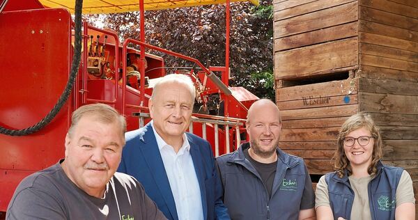 Die Remsecker Landwirte Werner Escher, Alexander Gauß und Betriebsleiterin Sarah Escher-Gauß mit dem Präsidenten des Landesbauer Die Remsecker Landwirte Werner Escher, Alexander Gauß und Betriebsleiterin Sarah Escher-Gauß mit dem Präsidenten des Landesbauernverbands, Joachim Rukwied.