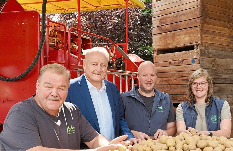 Die Remsecker Landwirte Werner Escher, Alexander Gauß und Betriebsleiterin Sarah Escher-Gauß mit dem Präsidenten des Landesbauer Die Remsecker Landwirte Werner Escher, Alexander Gauß und Betriebsleiterin Sarah Escher-Gauß mit dem Präsidenten des Landesbauernverbands, Joachim Rukwied.