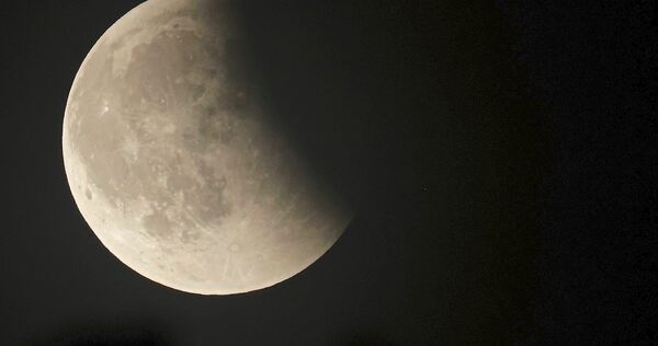 Bei einer Mondfinsternis wird der Mond vom Schatten der Erde verdeckt. Bei einer Mondfinsternis wird der Mond vom Schatten der Erde verdeckt.