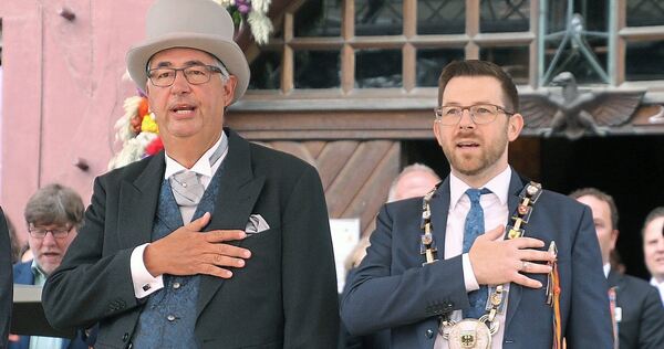 „Der Schäferlauf ist ein Stück Markgröninger Identität“: Bürgermeister Jens Hübner (rechts) und Landrat Dietmar Allgaier bei der „Der Schäferlauf ist ein Stück Markgröninger Identität“: Bürgermeister Jens Hübner (rechts) und Landrat Dietmar Allgaier bei der Festeröffnung.