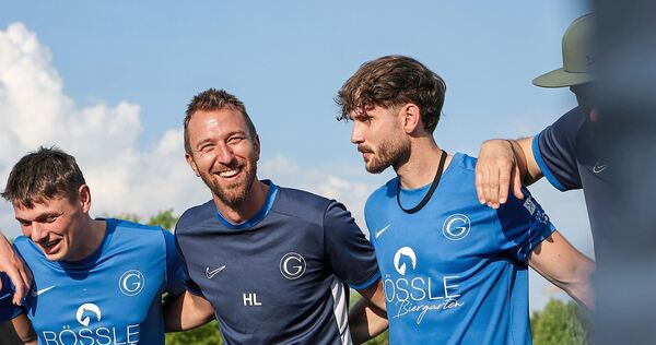 Fühlt sich offensichtlich wohl: Trainer Holger Ludwig (Mitte) im Kreis seiner Germania-Spieler. Fühlt sich offensichtlich wohl: Trainer Holger Ludwig (Mitte) im Kreis seiner Germania-Spieler.