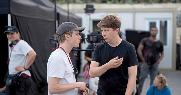 Christopher Zwickler (links) mit Hauptdarsteller Louis Hofmann beim Dreh von „23.000 Leben“. Christopher Zwickler (links) mit Hauptdarsteller Louis Hofmann beim Dreh von „23.000 Leben“.