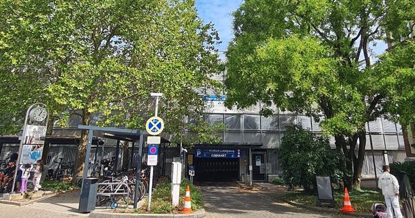 Seit Mai wird das Parkhaus neben dem Klinikum saniert. Durch die Bauarbeiten sind die Behindertenparkplätze (sonst links im Erdg Seit Mai wird das Parkhaus neben dem Klinikum saniert. Durch die Bauarbeiten sind die Behindertenparkplätze (sonst links im Erdgeschoss) in die Ebene 6 gewandert. Das sorgt für Ärger.