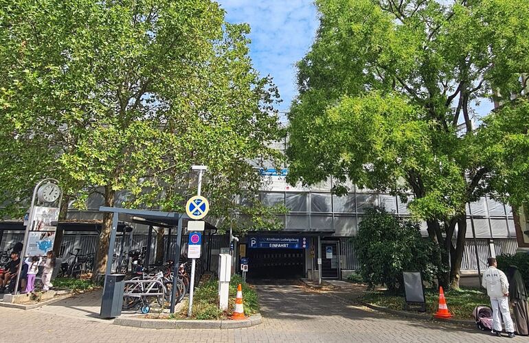 Seit Mai wird das Parkhaus neben dem Klinikum saniert. Durch die Bauarbeiten sind die Behindertenparkplätze (sonst links im Erdg Seit Mai wird das Parkhaus neben dem Klinikum saniert. Durch die Bauarbeiten sind die Behindertenparkplätze (sonst links im Erdgeschoss) in die Ebene 6 gewandert. Das sorgt für Ärger.