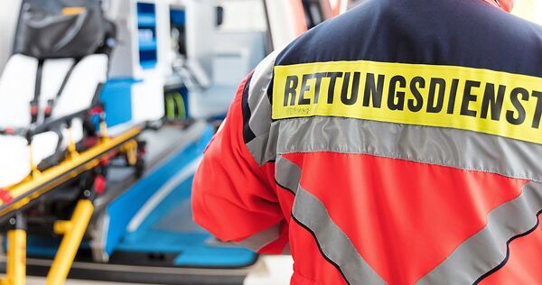 Der Rettungsdienst bringt den 79-Jährigen in ein Krankenhaus. Der Rettungsdienst bringt den 79-Jährigen in ein Krankenhaus.