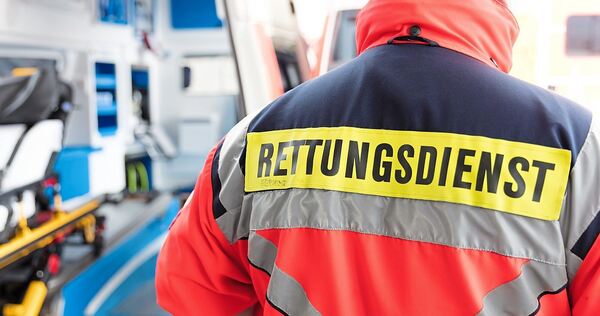 Die Rentnerin wurde vom Rettungsdienst in ein Krankenhaus gebracht Die Rentnerin wurde vom Rettungsdienst in ein Krankenhaus gebracht