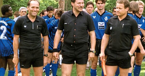 Zvonko Mahmet (rechts) schafft es als Linienrichter bis in die drittklassige Oberliga. Zvonko Mahmet (rechts) schafft es als Linienrichter bis in die drittklassige Oberliga.