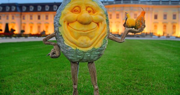 Ab sofort wohnen geschnitzte Hubbard-Kürbis-Figuren im Blühenden Barock. Ab sofort wohnen geschnitzte Hubbard-Kürbis-Figuren im Blühenden Barock.