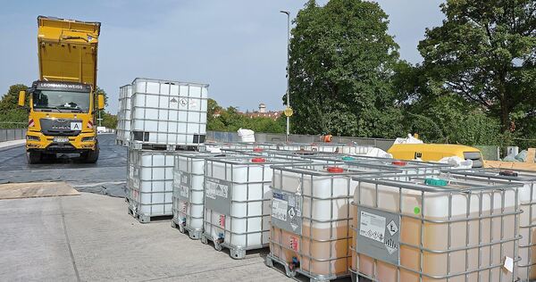In den IBC-Containern befindet sich das Material, das später in die Poren des Spezialasphalts gefüllt wird und für längere Haltb In den IBC-Containern befindet sich das Material, das später in die Poren des Spezialasphalts gefüllt wird und für längere Haltbarkeit sorgen soll.