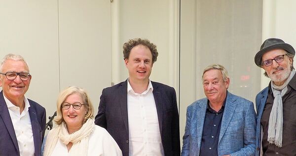 Zum Abschied von Ralph Thoms (links) als Leiter von NaturVision kam 2023 selbstverständlich auch Andreas Hoppe (rechts), der sei Zum Abschied von Ralph Thoms (links) als Leiter von NaturVision kam 2023 selbstverständlich auch Andreas Hoppe (rechts), der seit 2010 Wegbegleiter des Filmfestivals und in Ludwigsburg von Anfang an Pate war. Auch Christoph (2.v.r.) von der „Sendung