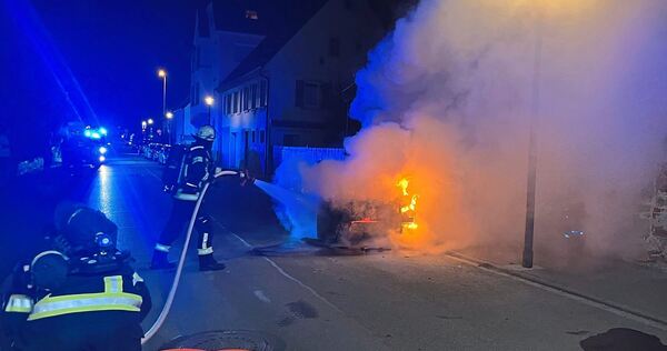 Durch das schnelle und gezielte Eingreifen konnte eine Ausbreitung des Feuers verhindert und der Fahrzeugbrand zügig gelöscht we Durch das schnelle und gezielte Eingreifen konnte eine Ausbreitung des Feuers verhindert und der Fahrzeugbrand zügig gelöscht werden.