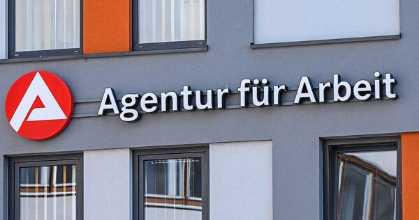 Auch im Sommermonat August stieg die Arbeitslosigkeit vorerst insgesamt an. Auch im Sommermonat August stieg die Arbeitslosigkeit vorerst insgesamt an.