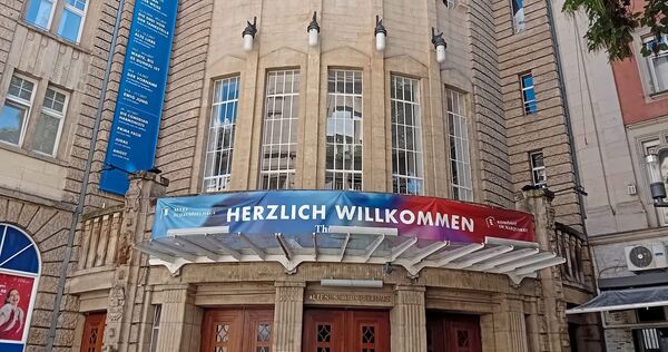 Jugendstil-Kleinod, das den Zweiten Weltkrieg wie durch ein Wunder ohne größere Schäden überstanden hat: das Alte Schauspielhaus Jugendstil-Kleinod, das den Zweiten Weltkrieg wie durch ein Wunder ohne größere Schäden überstanden hat: das Alte Schauspielhaus.