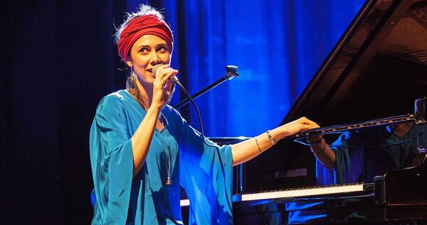 Die aus der Region stammende Jazzsängerin und Pianistin Olivia Trummer spielt ihr Programm „Songbook“ am 10. Oktober in der Stad Die aus der Region stammende Jazzsängerin und Pianistin Olivia Trummer spielt ihr Programm „Songbook“ am 10. Oktober in der Stadthalle Maulbronn im Areal des berühmten Klosters.